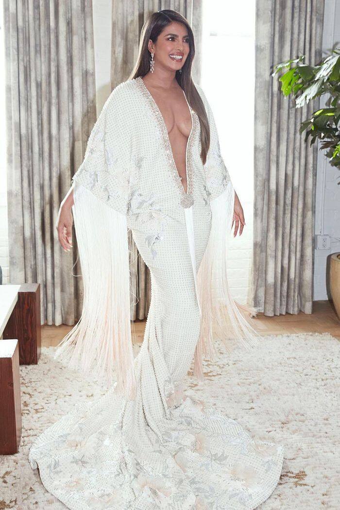 प्रियंका चोपड़ा : एक्ट्रेस प्रियंका चोपड़ा भी ग्रैमी अवार्ड्स 2020 में राल्फ एंड रूसो डिज़ाइनर कंपनी द्वारा डिज़ाइन की गई ड्रेस में नज़र आई थीं. ख़बरों की मानें तो इस ड्रेस की कीमत 77 लाख रुपए के करीब थी.