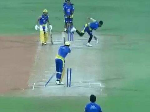 IPL 2021: 22 साल के गेंदबाज ने उड़ाई धोनी की गल्लियां, वायरल हो रहा है वीडियो IPL 2021: 22 साल के गेंदबाज ने उड़ाई धोनी की गल्लियां, वायरल हो रहा है वीडियो