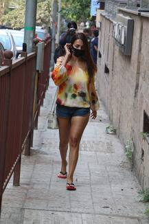 ब्लू शॉर्ट्स और कलरफुल ऑफ शॉल्डर टॉप में दिखा Malaika Arora का Casual Look, अदाओं के फिर दीवाने हुए लोग