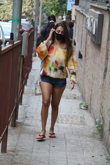 ब्लू शॉर्ट्स और कलरफुल ऑफ शॉल्डर टॉप में दिखा Malaika Arora का Casual Look, अदाओं के फिर दीवाने हुए लोग