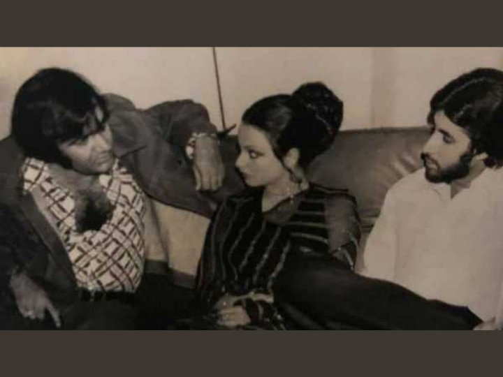 यह वही फिल्म थी जहां से रेखा और अमिताभ के बीच रोमांस शुरू हुआ था. वायरल हो रही इस फोटो में अमिताभ को रेखा के साथ एक सोफे पर बैठे देखा जा सकता है. इस फोटो में रेखा और अमिताभ के साथ बॉलीवुड के मशहूर विलन प्रेम चोपड़ा भी दिखाई दे रहे हैं.