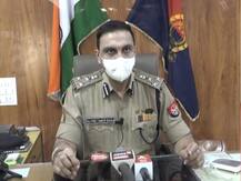 UP: अवैध शराब से होने वाले हादसों को रोकने के लिये पुलिस का जागरुकता अभियान, चौपाल लगाकर बता रहे नुकसान