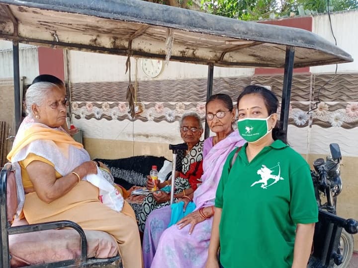 covid Vaccination Made Easy for Senior Citizens ABP Network and Robinhood army Senior Patrol Covid-19 Vaccination: अब वैक्सीनेशन के लिए आगे आई रॉबिनहुड आर्मी, टीकाकरण में बुजुर्गों की कर रहे मदद