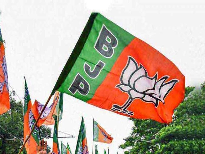 West Bengal elections BJP candidates going to the house of Left supporters ANN पश्चिम बंगाल चुनावः लेफ्ट समर्थकों के घर जा रहे हैं बीजेपी के उम्मीदवार, कहा- इस बार वाम नहीं राम के नाम पर वोट दीजिए