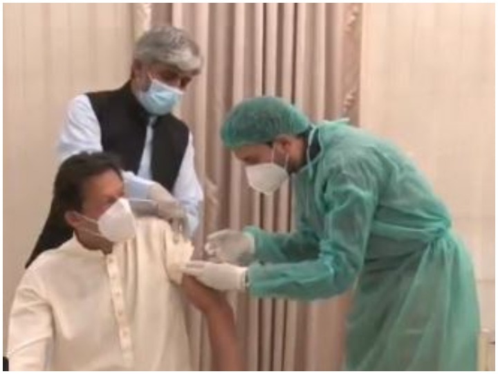 Pakistan Prime Minister Imran Khan Launches Corona Vaccine पाकिस्तान के PM इमरान खान ने लगवाई कोरोना वैक्सीन, लोगों से की ये अपील