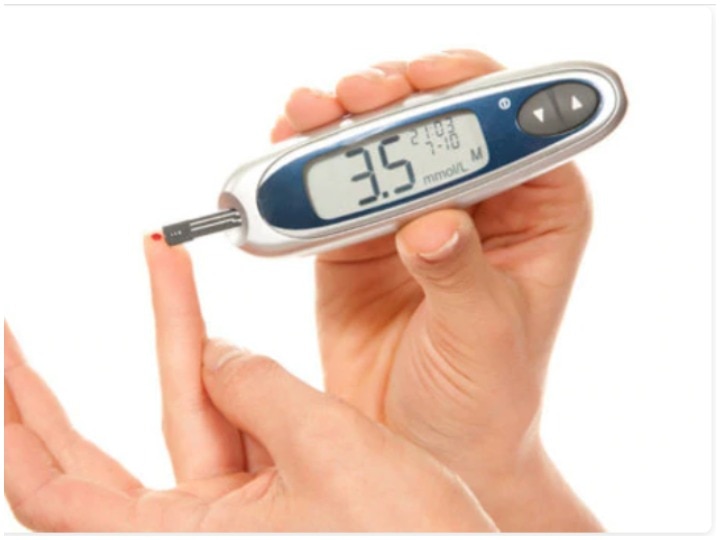 Hypoglycemia: Signs and symptoms of low blood sugar level, what should be done to control over it Hypoglycemia: जानिए लो ब्लड शुगर लेवल के संकेत और लक्षण, काबू पाने के क्या हैं उपाय