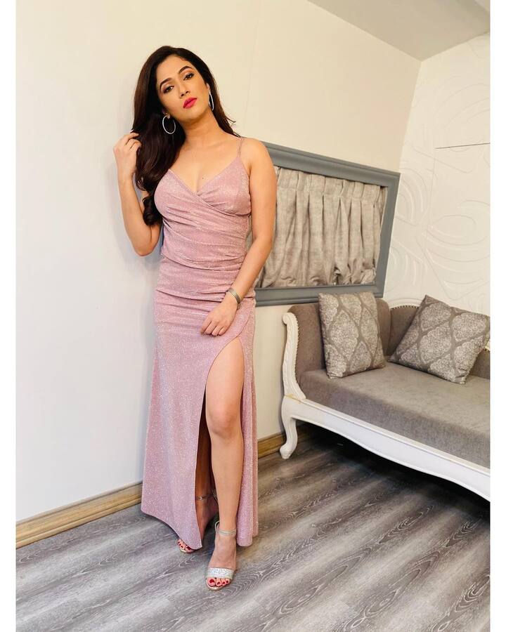 रिधिमा सोशल मीडिया के जरिए फैंस को अपने काम के बारे में बताती रहती हैं. वे सोशल मीडिया पर भी एक्टिव रहती हैं.