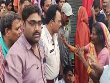 दुकान से साड़ी चुरा कर भाग रही थीं महिलाएं, लोगों ने रंगे हाथ पकड़ कर किया पुलिस के हवाले