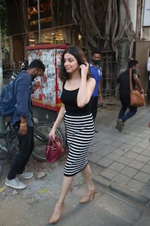 बेहद ग्लैरस अवतार में नज़र आईं Satyameva Jayate 2 की हीरोइन दिव्या खोसला कुमार, देखें तस्वीरें