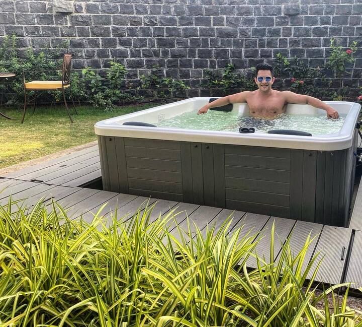 बाथ टब में नहाते हुए आदित्य कूल मूड में नजर आए. उनके चेहरे पर स्माइल साफ़ देखी जा सकती है.