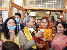 'फटी जींस' वाले बयान पर सीएम तीरथ रावत की पत्नी रश्मि ने किया बचाव, जानिए क्या कहा