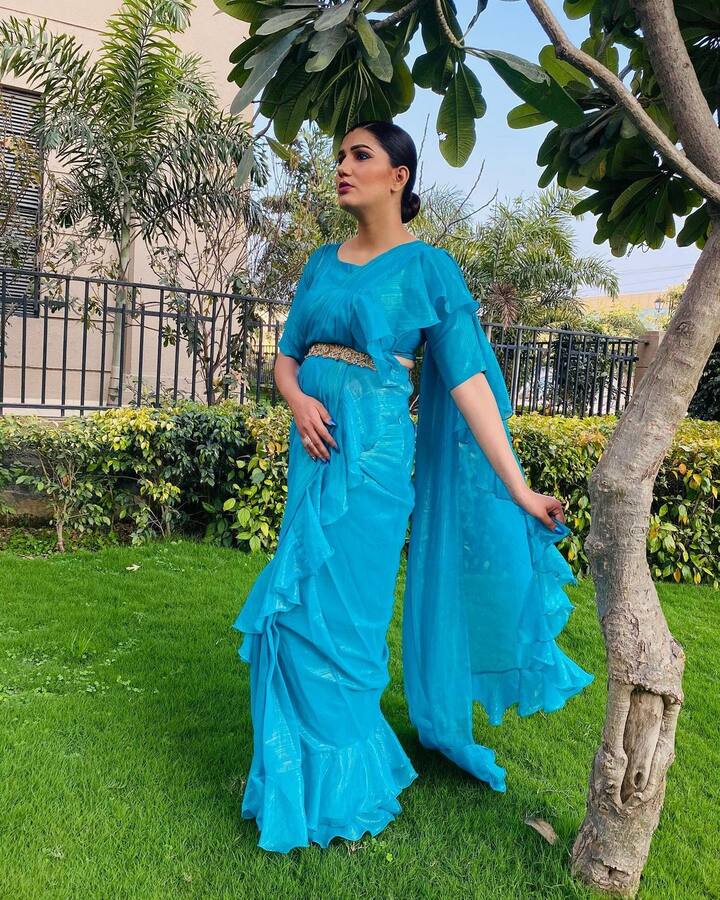 सपना चौधरी के पास कई बड़े प्रोजेक्ट हैं. हाल ही में उनका एक गाना सुपरहिट हुआ है.