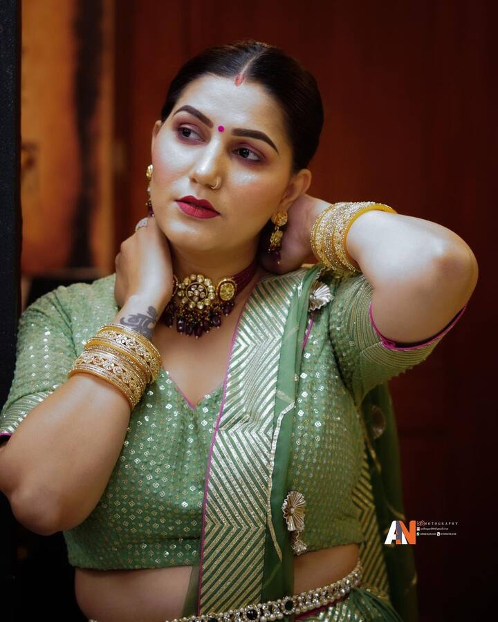 एक वक्त था जब सपना चौधरी ने किसी मजबूरी के चलते स्टेज पर डांस करना शुरु किया था. लेकिन उन्हें लोगों का जो प्यार मिला तो फिर वो आगे ही आगे बढ़ती गईं और आज हरियाणा का नाम रौशन कर चुकी हैं.(Photo Credit - Instagram)