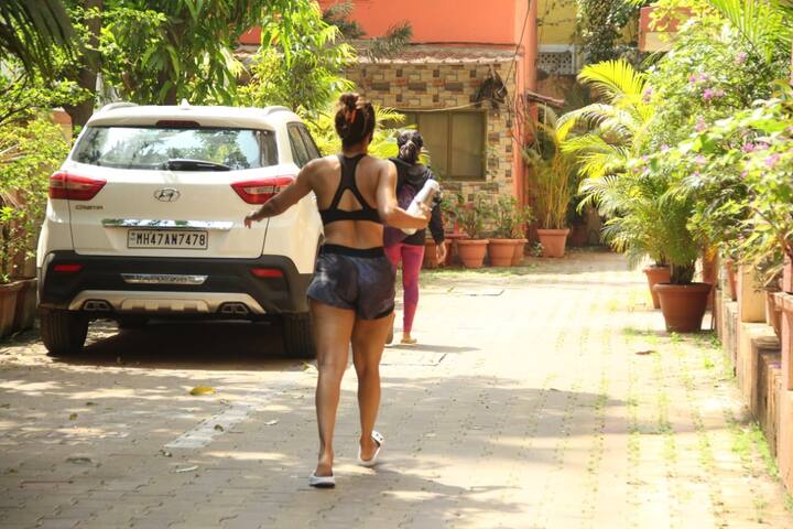 अक्सर सोशल मीडिया पर मलाइका के जिम लुक के चर्चे ज्यादा होते हैं. (Photo Credit: Manav Manglani)