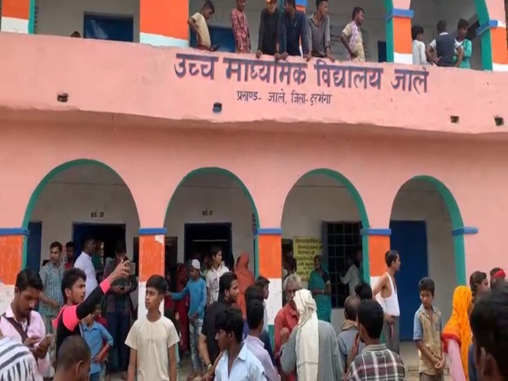 Bihar: Girl child dies of electrocution in government school, nine students injured, angry people made BDO-CO hostage ann बिहार: सरकारी स्कूल में करंट लगने से बच्ची की मौत, नौ छात्र घायल, नाराज लोगों ने BDO-CO को बनाया बंधक