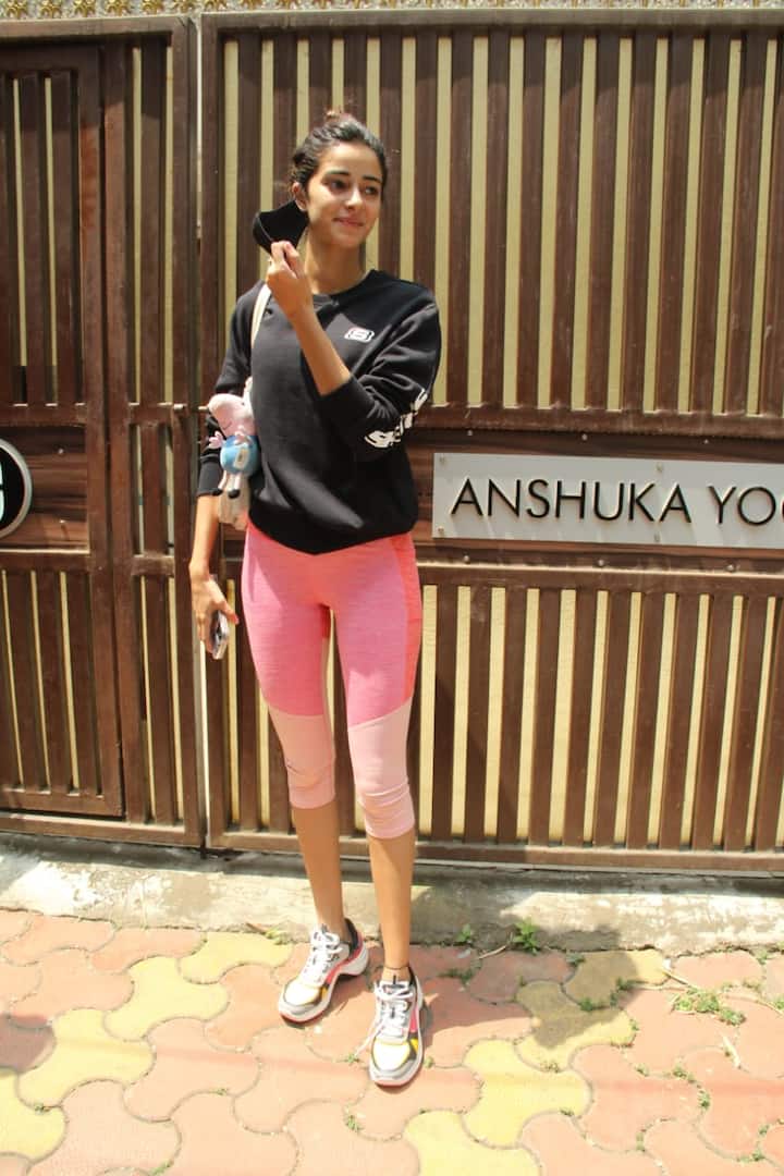 वहीं अनन्या पांडे भी इस वर्कआउट लुक में काफी कूल दिखाई दे रही थीं. (Photo Credit: Manav Manglani)