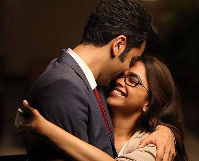 फिल्म 'बचना ए हसीनों' के सेट पर इनका प्यार परवान चढ़ा जिसमें दोनों साथ काम कर रहे थे. दीपिका रणबीर की दीवानी थीं और उन्होंने उनके नाम का टैटू तक गुदवा लिया था लेकिन जल्द ही इनके प्यार को किसी की नजर लग गई.