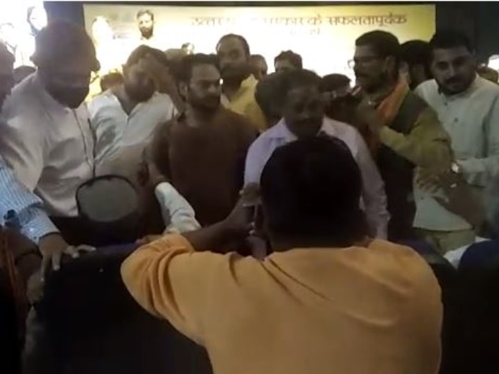 प्रयागराज: योगी सरकार की चौथी सालगिरह पर हंगामा, अफसरों ने मंच से उतारा तो  यूं नाराज हुए बीजेपी के नेता - हिन्दी न्यूज़