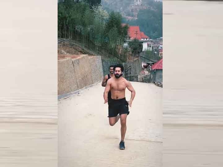 Varun Dhawan runs shirtless in the hills of Arunachal Pradesh, this video remained fans crazy अरुणाचल प्रदेश की पहाड़ियों में शर्टलेस होकर दौड़े Varun Dhawan, फैन्स को दीवाना बना रहा वीडियो