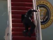 उफ़्फ़! ऐसी भी क्या जल्दी है: विमान पर चढ़ते वक्त तीन बार सीढ़ियों कैसे फिसले अमेरिकी राष्ट्रपति जो बाइडेन, ख़ुद देखें