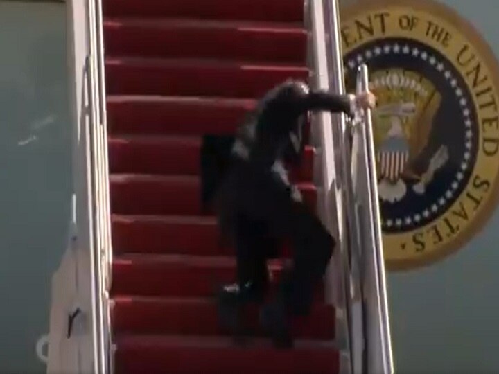Joe Biden stumbles multiple times up the stairs of Air Force One before falling down उफ़्फ़! ऐसी भी क्या जल्दी है: विमान पर चढ़ते वक्त तीन बार सीढ़ियों कैसे फिसले अमेरिकी राष्ट्रपति जो बाइडेन, ख़ुद देखें