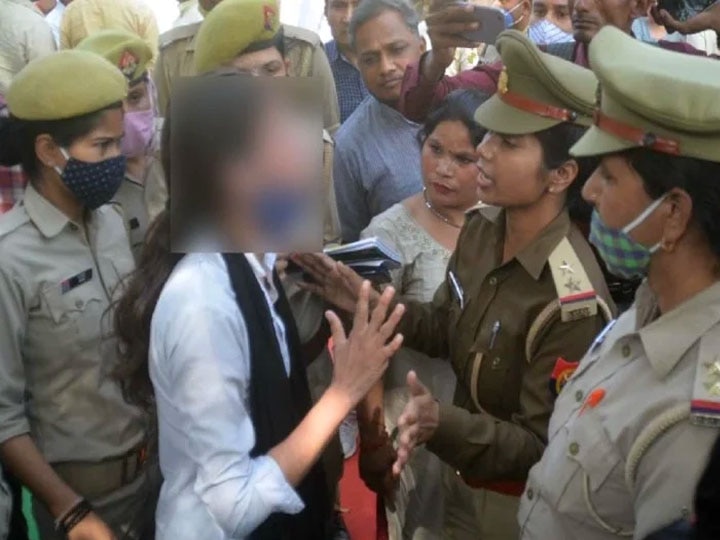 Woman tried self immolation in Baghpat infront of Minister of State in charge Dharm Singh Saini  ann बागपत में महिला ने किया आत्मदाह का प्रयास, राज्यमंत्री धर्म सिंह सैनी ने दिया मदद का भरोसा
