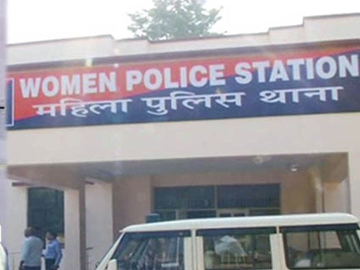 बिजनौर: एसपी ने महिला थाने में तैनात उप निरीक्षक मीनाक्षी गुप्ता को किया निलंबित, जानें- वजह Bijnor SP suspends Sub Inspector Meenakshi Gupta posted at Mahila Police Station ann बिजनौर: एसपी ने महिला थाने में तैनात उप निरीक्षक मीनाक्षी गुप्ता को किया निलंबित, जानें- वजह