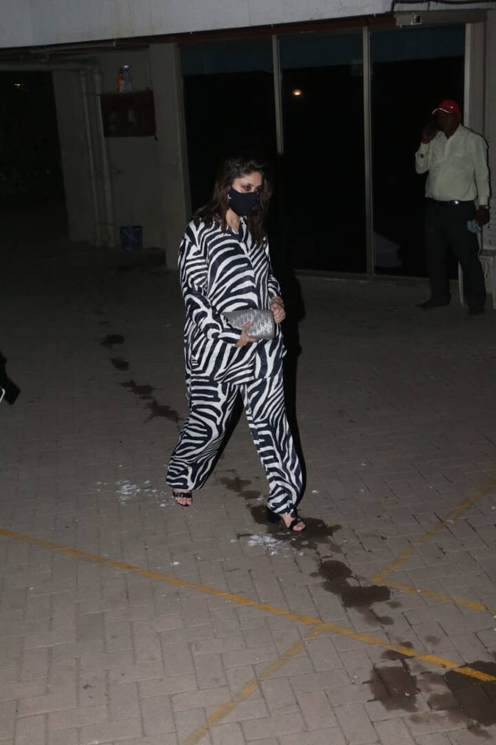 दरअसल, करीना कपूर ने वुमेंस डे के मौके पर अपने बेटे की पहली तस्वीर तो शेयर की थी लेकिन उन्होंने इस दौरान बेटे का चेहरा छिपाया हुआ था. (Photo Credit: Manav Manglani)