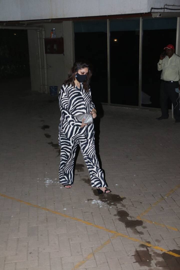 तस्वीरों में आप देख सकते हैं कि इस दौरान करीना कपूर खान ने अपने चेहरे को मास्क से कवर किया हुआ था. (Photo Credit: Manav Manglani)