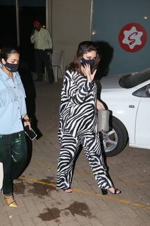 In Pics: दूसरी प्रेग्नेंसी के बाद करीना को नहीं है वेट लूज की जल्दी, देर रात दोस्तों संग जेब्रा प्रिंट आउटफिट्स में बेबो ने किया हैंगहाउट