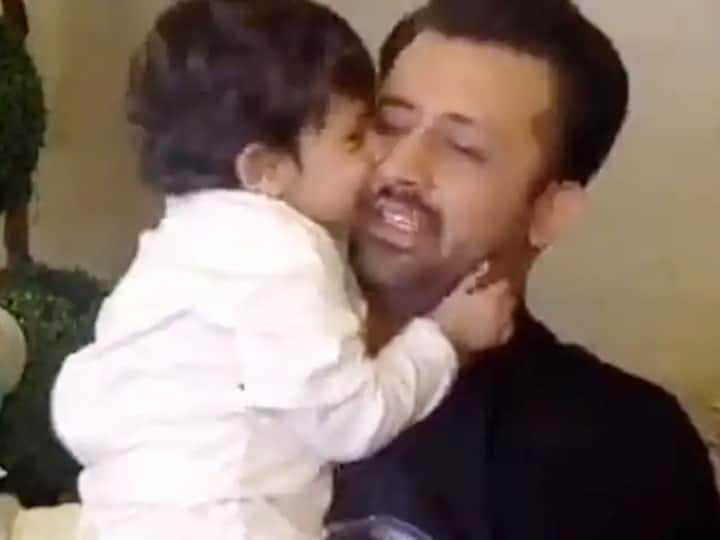 अहद की तस्वीरें सोशल मीडिया पर तेजी से वायरल हो रही हैं. पापा आतिफ असलम समय-समय पर अपने बेटे के साथ सोशल मीडिया पर फोटोज और वीडियोज शेयर करते रहते हैं.