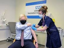 ब्रिटेन के प्रधानमंत्री बोरिस जॉनसन ने लगवाया एस्ट्राजेनेका का टीका, वैक्सीन पर उठाए जा रहे संदेहों को किया खारिज