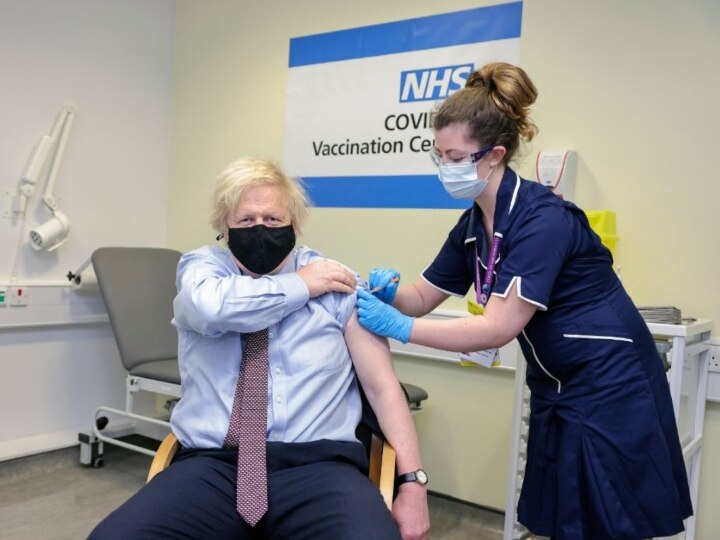 british prime minister boris johnson gets first jab of astrazeneca vaccine, says it's safe ब्रिटेन के प्रधानमंत्री बोरिस जॉनसन ने लगवाया एस्ट्राजेनेका का टीका, वैक्सीन पर उठाए जा रहे संदेहों को किया खारिज