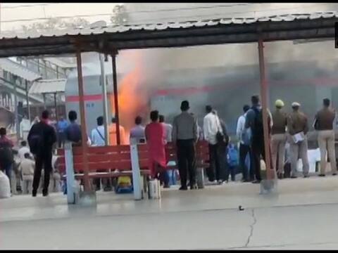 Delhi-Lucknow Shatabdi Train Fire: गाजियाबाद स्टेशन पर शताब्दी एक्सप्रेस में लगी आग बुझाई गई Delhi-Lucknow Shatabdi Train Fire: गाजियाबाद स्टेशन पर शताब्दी एक्सप्रेस में लगी आग बुझाई गई