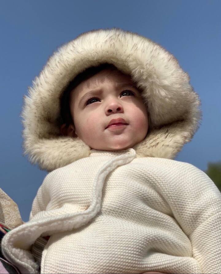 क्यूटनेस के मामले में अहद सैफ अली खान और करीना कपूर के बेटे तैमूर को टक्कर देते नजर आ रहे हैं. उनकी पॉपुलैरिटी दिन प्रतिदिन बढ़ती ही जा रही है.