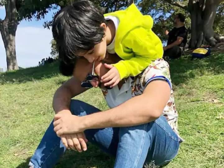 अहद इस तस्वीर में बेहद क्यूट लग रहे हैं. वहीं, पापा आतिफ भी उनके साथ खेलते नजर आ रहे हैं.