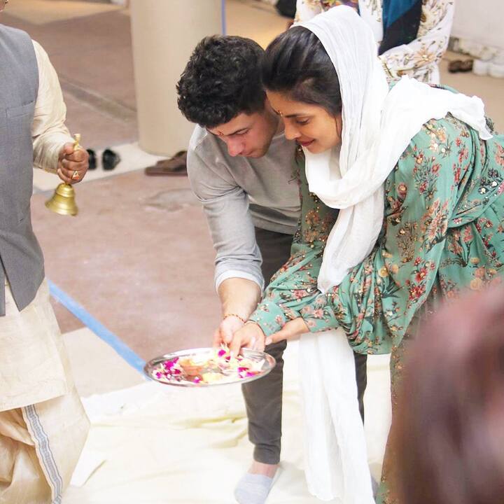 प्रियंका और निक ने मिलकर इस रेस्त्रां की नींव रखी. दोनों पारंपरिक रूप से पूजा करते हुए भी दिखे थे.