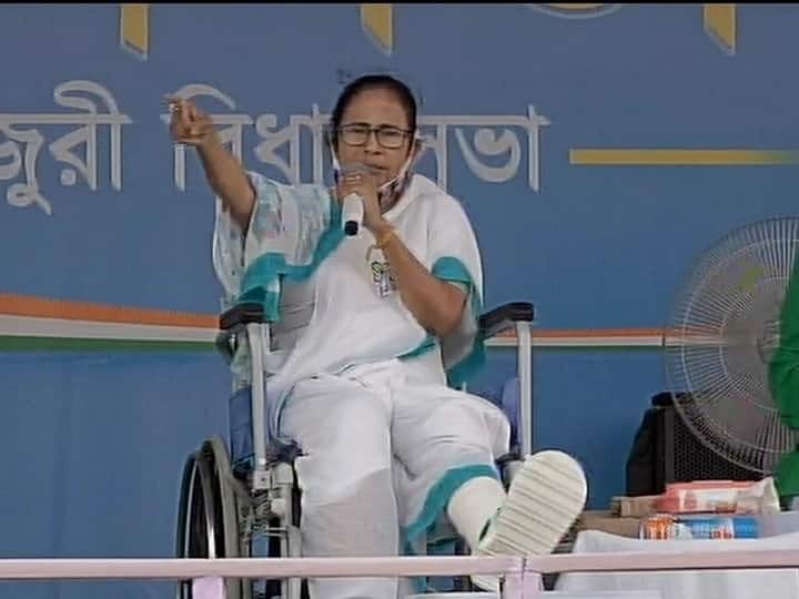 West Bengal Assembly Elections in Chief Minister Mamata Banerjee attacks BJP over development BJP यहां आकर कहती है विकास नहीं हुआ, तो दिल्ली का क्या हुआ? लड्डू...ममता का केन्द्र पर हमला