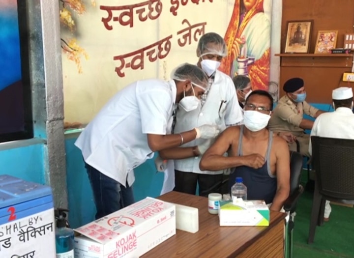 Madhya Pradesh: Prisoners of Central Jail, Indore are being given the first shot of COVID 19 vaccine मध्य प्रदेश: इंदौर के सेंट्रल जेल के कैदियों को दी गई कोरोना वैक्सीन की पहली डोज़