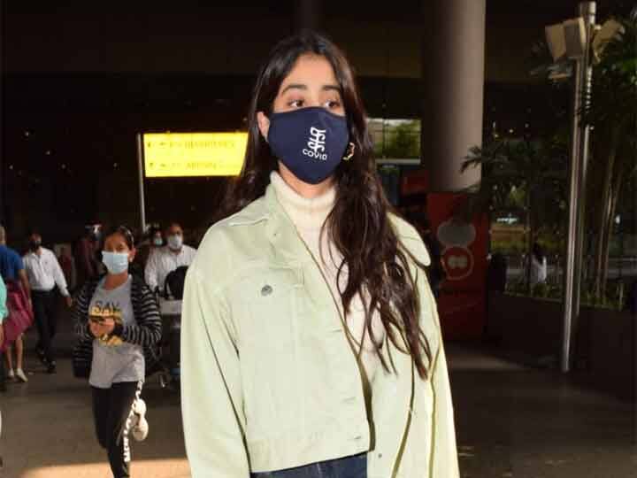 जाह्नवी कपूर शनिवार को मुंबई एयरपोर्ट पर नजर आईं. वह हाई हील्स बूट्स के साथ ब्लू जीन्स और लाइट कलर जैकट में नजर आईं. जाह्नवी हाल ही में रिलीज हुई ‘रूही’ फिल्म को लेकर चर्चा में है.