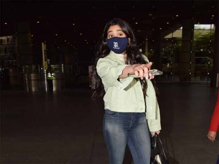 जाह्नवी कपूर के पास इन दिनों कई प्रोजेक्ट्स हैं. वह फिल्म गुड लक जेरी की शूटिंग में बिजी है. इनके अलावा जान्हवी दोस्ताना 2 में भी नजर आने वाली है. इसमें वो कार्तिक आर्यन के साथ स्क्रीन शेयर करने वाली हैं.