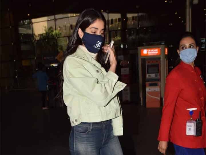 जाह्नवी ने 2018 में आई फिल्म ‘धड़क’ से अपने अभिनय करियर की शुरुआत की थी. इसमें उनके साथ ईशान खट्टर नजर आए थे. 