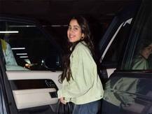 मुंबई एयरपोर्ट पर कुछ इस अंदाज में नजर आईं Janhvi Kapoor, देखें तस्वीरें