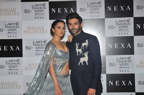 Lakme Fashion Week: कार्तिक आर्यन का हाथ थामे रैंप पर उतरीं कियारा आडवाणी, बैकलैस चोली में देखते रह गए लोग