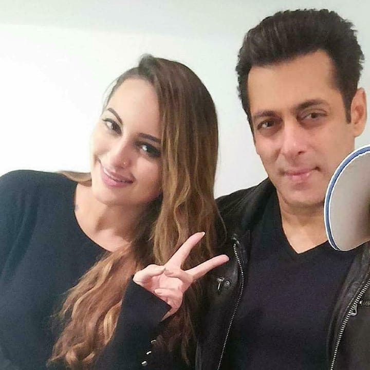 अपनी दमदार एक्टिंग से बॉलीवुड में एक अलग मुकाम हासिल कर चुकीं सोनाक्षी सिन्हा ने अपने से करीब 22 साल बड़े सलमान खान के साथ फिल्म 'दबंग' में काम किया था. लोगों को ये जोड़ी खूब पसंद आई थी.