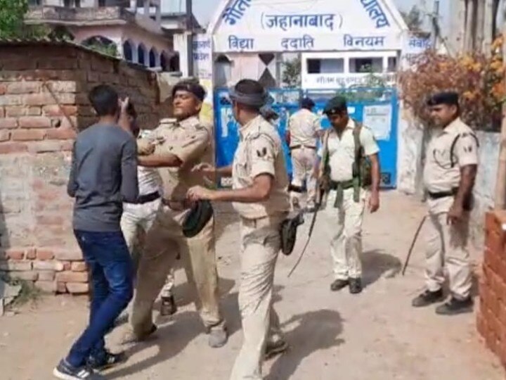 Bihar Police Constable Exam: Candidates who reached the examination center late, created a ruckus, tried to take the entry by crossing Wall ann बिहार: देर से परीक्षा सेंटर पर पहुंचे अभ्यर्थियों ने किया हंगामा, दीवार फांदकर की एंट्री लेने की कोशिश