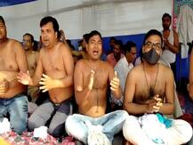 कार्यपालक सहायकों का अनिश्चितकालिन धरना जारी, अर्धनग्न होकर सरकार के खिलाफ कर रहे हैं नारेबाजी