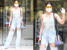 Stylish टॉप और Ripped Jeans में स्पॉट हुईं Kriti Sanon, लुक्स ने खींचा सबका ध्यान