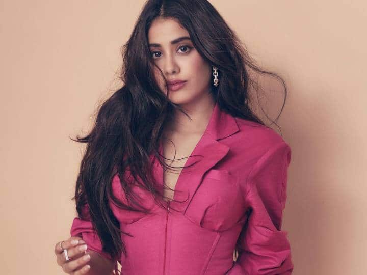 Janhvi Kapoor Live chat session with fans one ask to her for kiss actress reacts फैन ने लाइव चैट सेशन के दौरान Janhvi Kapoor से मांगा Kiss, एक्ट्रेस ने कुछ ऐसे दिया जवाब
