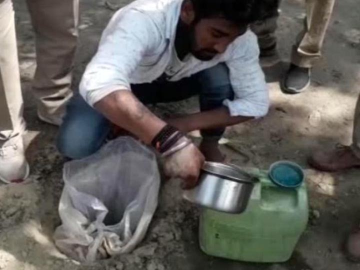 गोरखपुर: जंगल में जेसीबी लेकर पहुंची आबकारी टीम, गड्ढा खोदकर निकाली कच्ची शराब और लहन